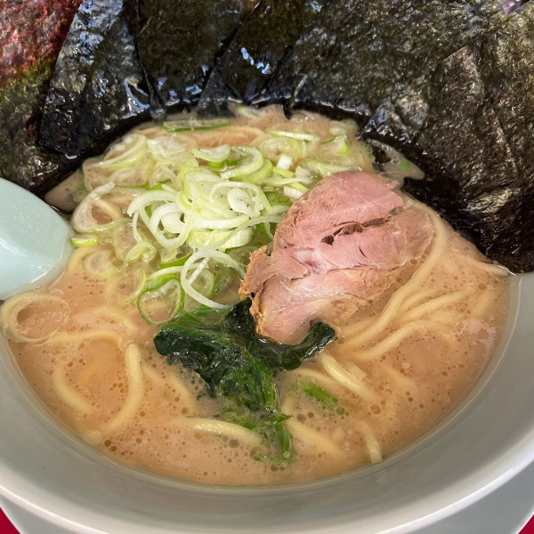 「醤油ラーメン 690円 海苔」@ラーメン山岡家 大泉店の写真