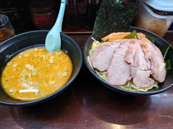 「つけ麺特盛り（豚骨醤油）➕チャーシュー」@さつまっこ 平和島店の写真