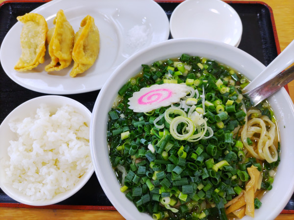 「青ねぎラーメン 950円 あげぎょうざ3個 290円他」@佐野青竹手打ちラーメン いしかりの写真