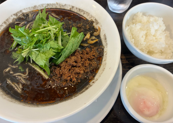 「黒胡麻担担麺　1200円温玉半ライスセット250円」@四川担担麺 阿吽 浅草店の写真