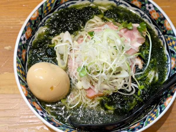 「たっぷり生青海苔の冷し煮干蕎麦＋味玉」@亀戸煮干中華蕎麦 つきひの写真