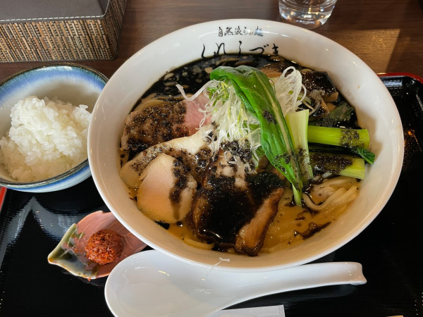 「黒白湯らぁ麺」@自然派らぁ麺 くれしづき 新宿早稲田店の写真