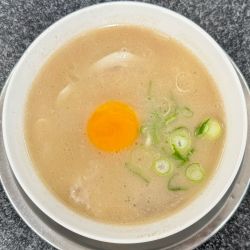 ラーメン小（ヤワ）¥680 卵黄 ¥100