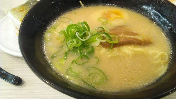 「博多とんこつラーメン 429円」@はま寿司 鹿浜店の写真