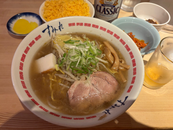 「サッポロクラシック中瓶〜塩　おにめし辛ホルモン」@すみれ 札幌中の島本店の写真