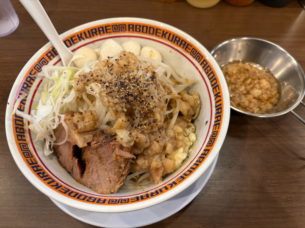 「汁なし（豚１枚）」@顎で喰らえ ラウンドワン草加店の写真