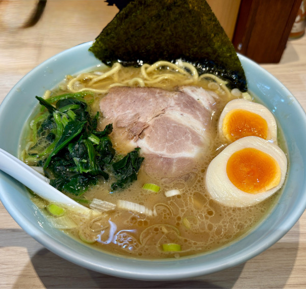 「ラーメン+味玉+サービス半ライス」@らーめん 佐とうの写真