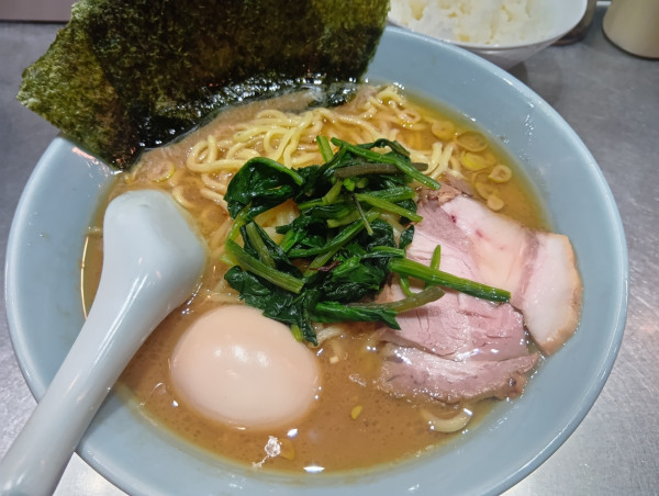 「箕輪家味玉ラーメン中盛　サービスライス」@箕輪家 中野旗艦店の写真