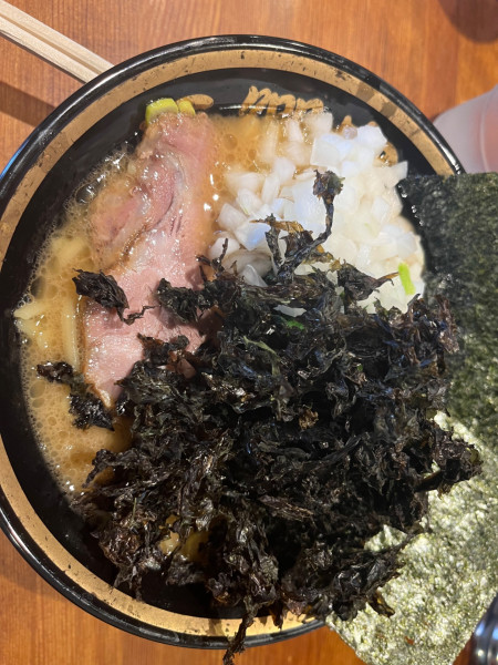 「醤油豚骨900円＋黒バラ岩のり150円＋刻み玉ねぎ100円」@らーめん三郷家の写真