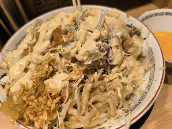 「冷やし中華大・生卵（野菜・脂・にんにく）」@豚山 池袋西口店の写真