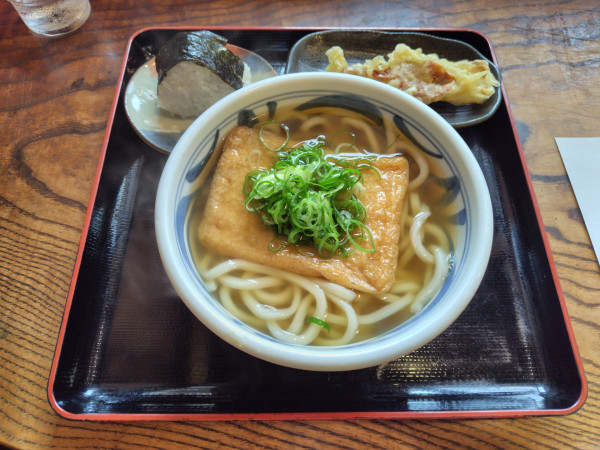 「きつね780円、あご入りちくわ天150円」@久松うどん はなしょうの写真