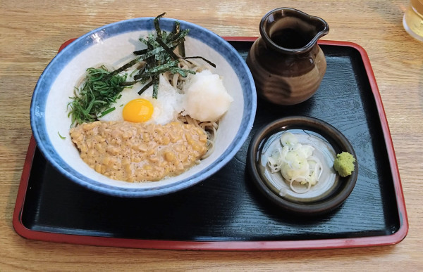 「冷やし納豆そば＋トマトのおひたし【共に限定】」@そば処 朝日庵の写真