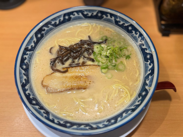 「ノーマル醤油豚骨ラーメン(博多麺) 880円＊特価500円」@豚と小麦の写真
