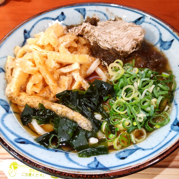 「昆布うどん（￥500）＋きざみ揚げ（￥110）」@若菜そば 阪急茶屋町口店の写真