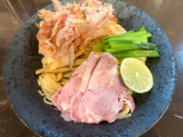 「生醤油の冷やし鶏油そば」@町田汁場 しおらーめん進化 町田駅前店の写真