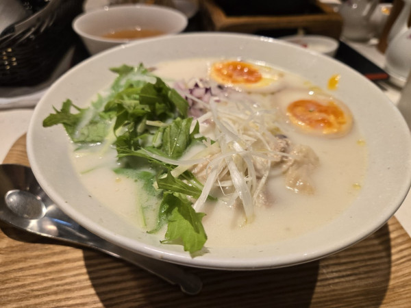 「鶏白湯らーめん」@台湾小籠包 新宿サブナード店の写真