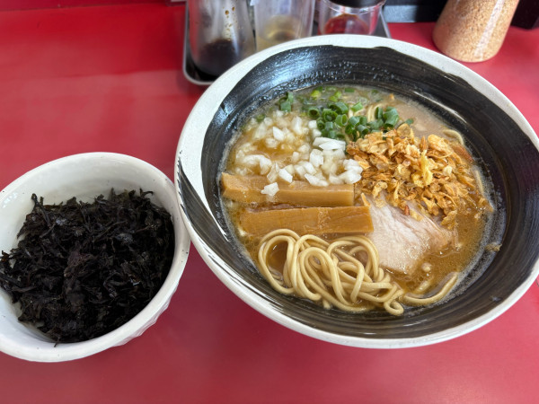 「岩のり醤油らーめん1050円」@麺魂 輝時の写真