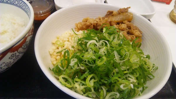 「牛玉スタミナまぜそば 767円＋ご飯 217円」@吉野家 市川駅前店の写真