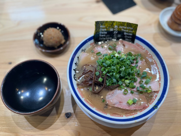 「叉焼麺(ばりかた)1280円＋赤オニ250円＋無料券替玉」@博多長浜らーめん 田中商店の写真