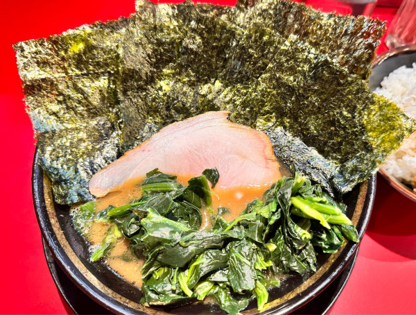 「ラーメン＋ほうれん草＋海苔」@王道家味の継承店 カズ家の写真