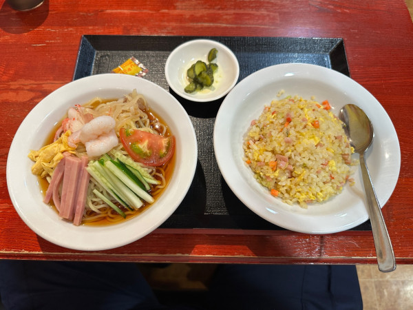「冷やし中華と半チャーハンセット980円」@中国本場的料理 華龍飯店 高崎モントレー店の写真