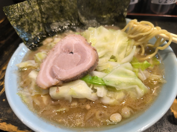 「ラーメン(固め)(850)＋キャベツ(100)」@らーめんありがた家の写真