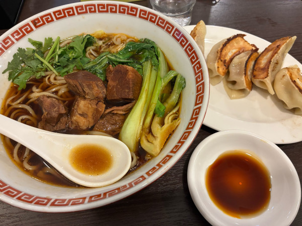 「ニューローメン（醤油）+肉焼き餃子　1280円」@八桂香の写真