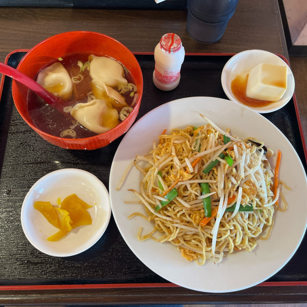 「A. 香港風焼きそば＋餃子スープ(餃子5個)」@中華酒場 三百楽 町田店の写真