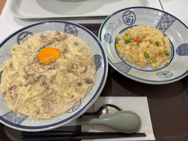 「カルボナーラ刀削麺　ミニチャーハンセット」@富久楼の写真