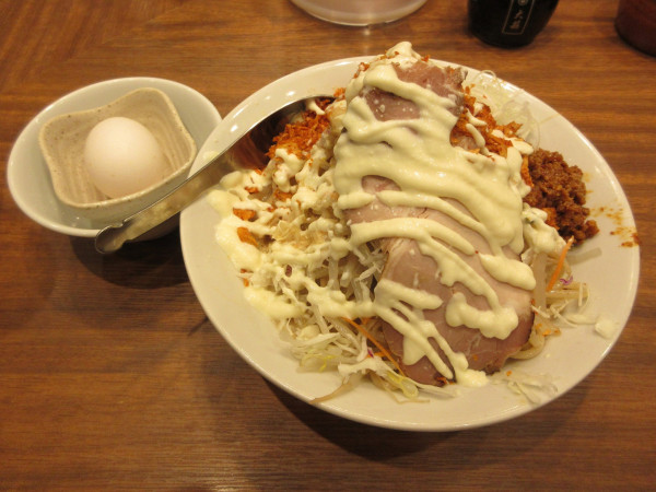 「限定冷やしまぜそば（１２００円）＋デラックス４００円」@つけめんTETSU 壱の木戸 水戸店の写真