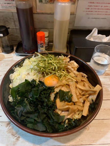 「油そばギガ盛りスペシャル（チャレンジメニュー）」@まぜまぜ怪獣 越谷駅前店の写真