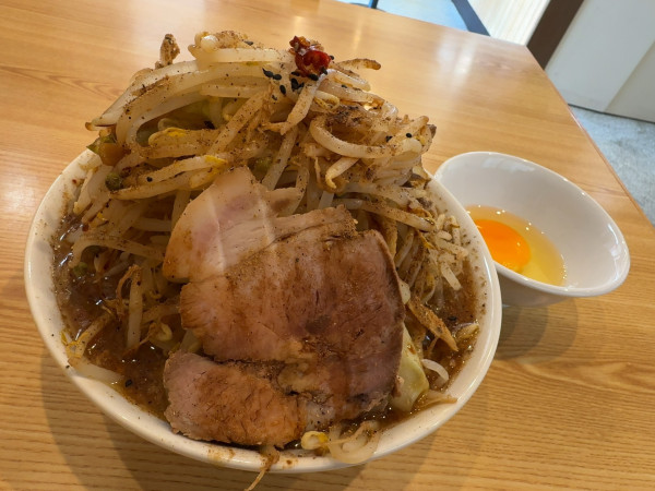 「ネパル麺（中）＋生卵」@ミゾグチヤ 船橋店の写真