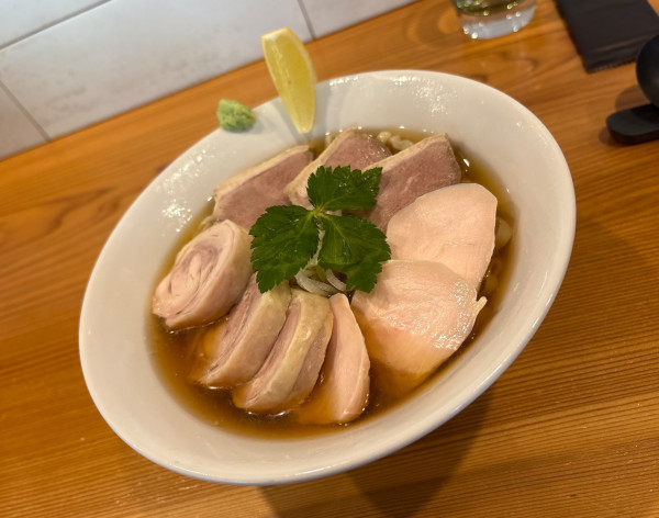 「【季節のらーめん】冷たいらーめん(しょうゆ)＋冷たい肉三昧」@らーめん かねかつの写真