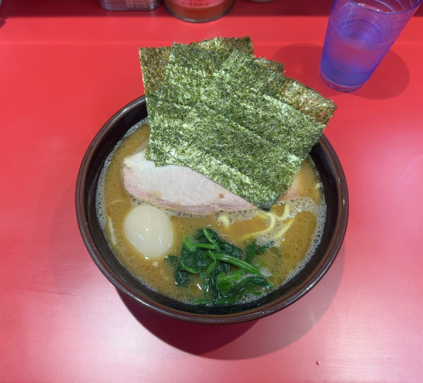 「豚骨醤油ラーメン　➕　味玉」@横浜ラーメン 真砂家の写真
