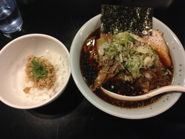 「肉だし中華そばセット1050円(選択黒だし中華そば)」@AKEBIの写真