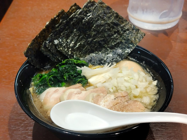 「スペシャル豚骨醤油らーめん 1500円 中盛り150円」@家系らーめん 金井家の写真