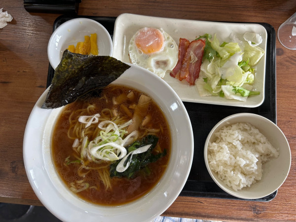 「ベーコンエッグ醤油らーめん朝食(650-50￥）」@北海道らぁめん伝丸 6号ひたちなか田彦店の写真