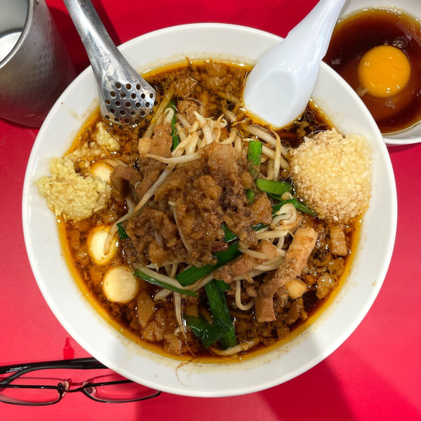 「鬼ソバ 半分(110g)うずらサービス ポン玉 ニラ」@すず鬼直伝スタミナらーめん かわさ鬼の写真