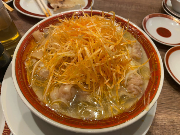 「辛味ネギ塩肉汁雲呑麺（950円）」@広州市場 田町タワー店の写真