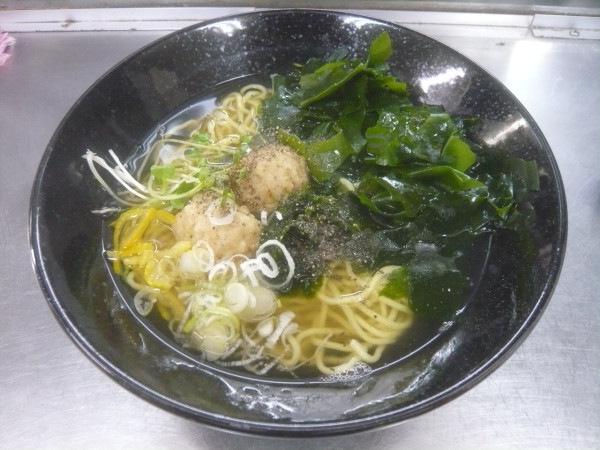 「塩らぁめん（＋わかめ）」@爽亭 JR上野駅11・12番線ホームの写真