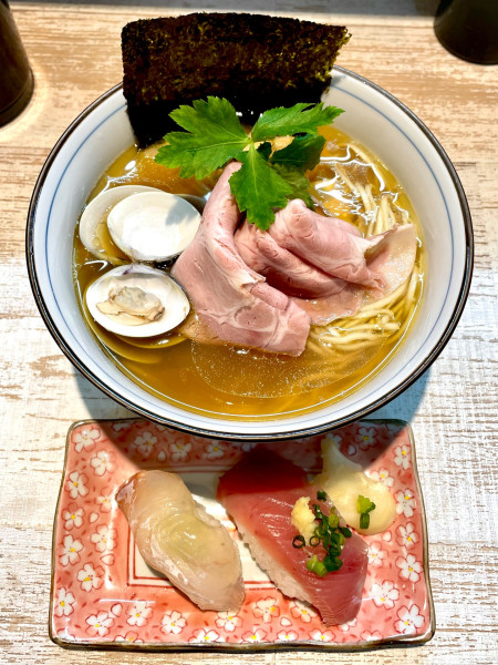 「蛤そば＋本日のにぎり」@中華そば 四つ葉の写真