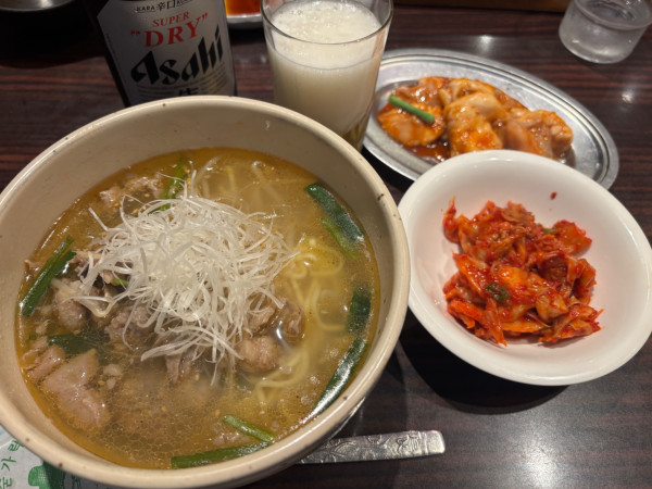 「アサヒスーパードライ中瓶〜和牛すじ塩ラーメンキムチホルモン」@カルビの王国 高津店の写真