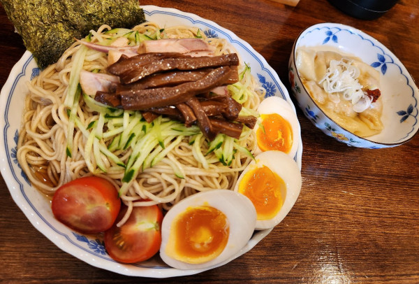 「冷やし中華そば　皿ワンタン　味玉」@奈つやの中華そばの写真