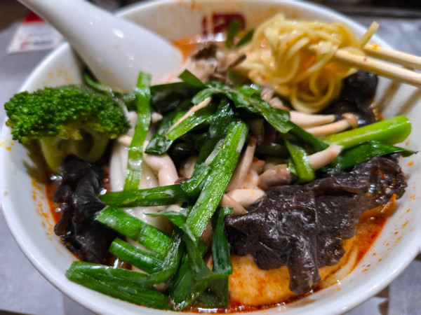 「麻辣湯2辛(620)+中華麺(150)+具(190g592)」@七宝麻辣湯 横浜ポルタ店の写真