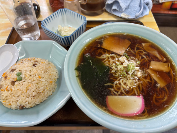 「【777店舗達成】半チャーハンラーメン」@泉食堂の写真