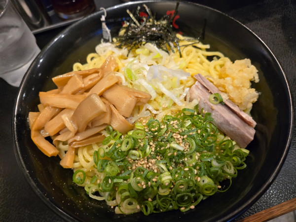 「油そばW盛り+ねぎゴマ+メンマ」@東京油組総本店 人形町組の写真