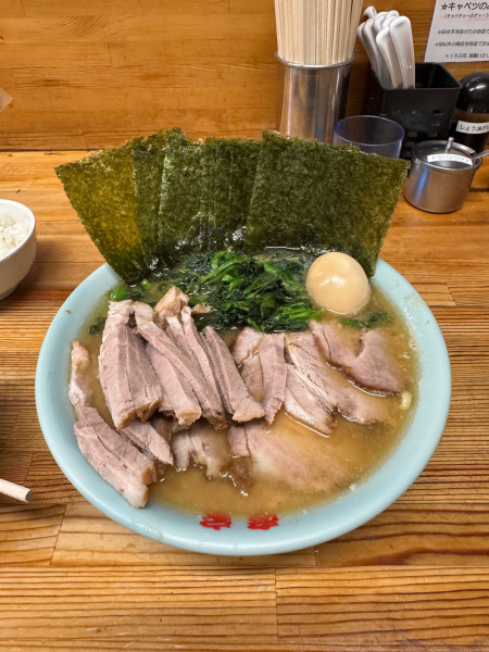 「チャーシューメン（中盛）味玉、海苔、ほうれん草、細切りチャーシュ」@ラーメン竜家 六角家姉妹店の写真