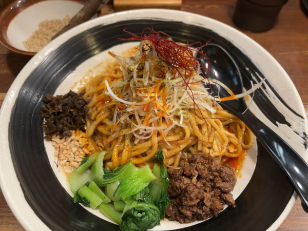 「汁なし担々麺」@四川担々麺 赤い鯨の写真