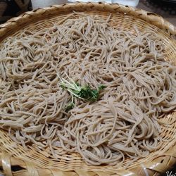 寒晒しそば（五合盛：3,500円）、もりそば（普通盛り：78