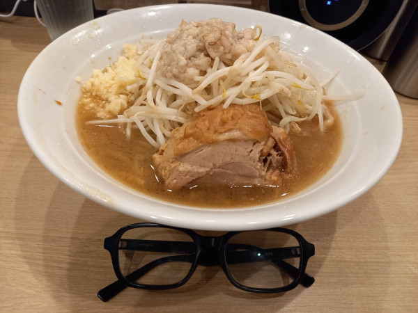 「醤油ラーメン350グラム(野菜マシ・アブラマシ・ニンニク少し)」@麺屋 味方 蒲田店の写真